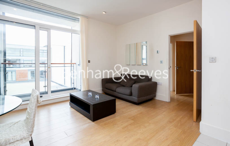 1  bedroom flat to rent in Cornell Square, Nine Elms, SW8-image 1