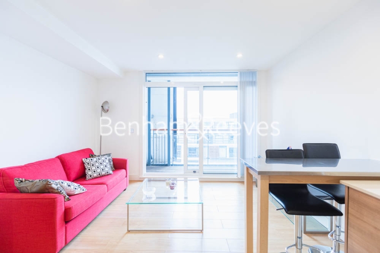 1 bedroom flat to rent in Cornell Square, Nine Elms, SW8-image 1