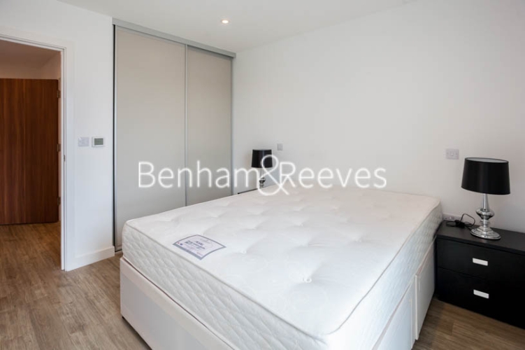 1 bedroom flat to rent in Tooting High Street, Nine Elms, SW17-image 2