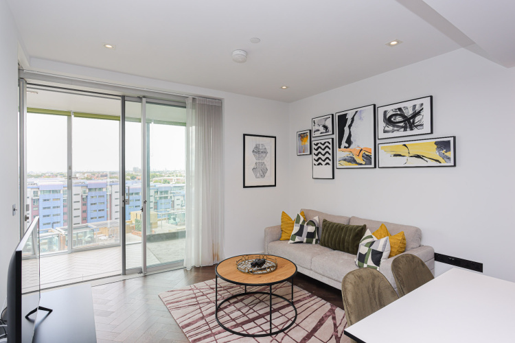 2  bedrooms flat to rent in Dawson House, Circus Road West, SW11-image 1