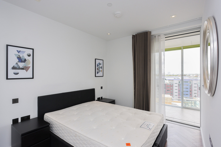2  bedrooms flat to rent in Dawson House, Circus Road West, SW11-image 3