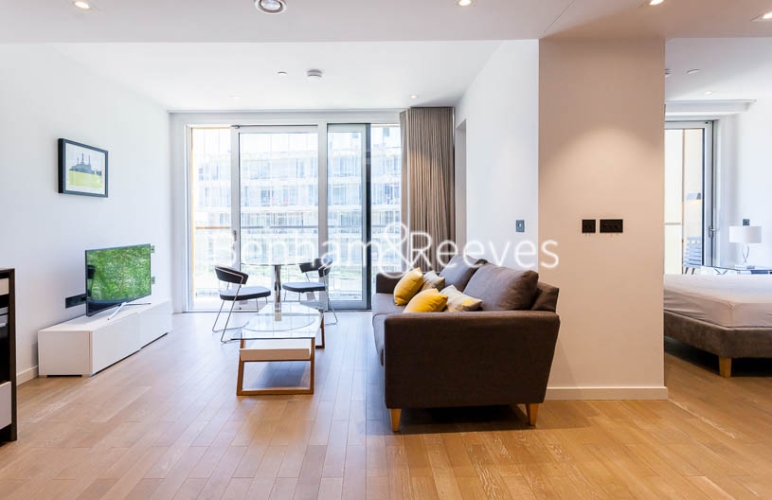 Studio flat to rent in Faraday House, Circus Road West, SW11-image 1