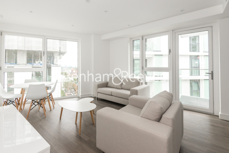 1 bedroom flat to rent in Wandsworth Road, Nine Elms, SW8-image 1