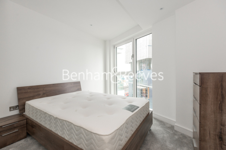 1 bedroom flat to rent in Wandsworth Road, Nine Elms, SW8-image 3