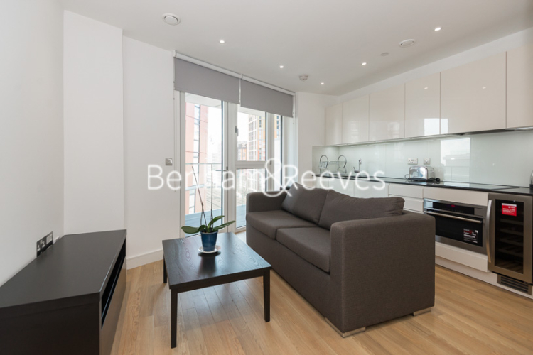 Studio flat to rent in Wandsworth Road, Nine Elms, SW8-image 1