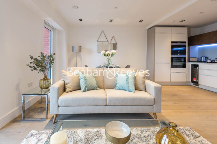 1 bedroom flat to rent in Keybridge House, Exchange Gardens, SW8-image 1