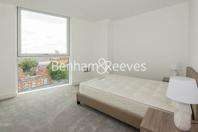 2  bedrooms flat to rent in Wandsworth Road, Nine Elms Point, SW8-image 3