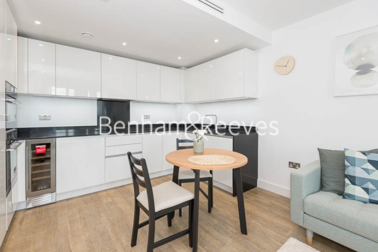 1 bedroom flat to rent in Wandsworth Road, Nine Elms, SW8-image 2