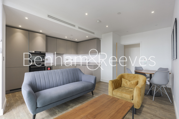 1 bedroom flat to rent in Wandsworth Road, Nine Elms, SW8-image 1