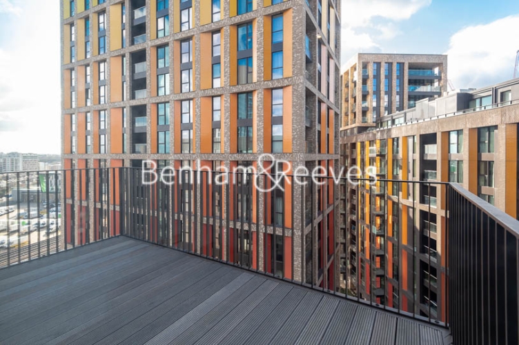 1  bedroom flat to rent in Legacy Building, Viaduct Gardens, SW11-image 7