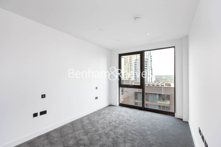 2  bedrooms flat to rent in Viaduct Gardens, Nine Elms, SW11-image 3