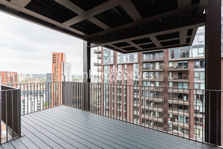 2  bedrooms flat to rent in Viaduct Gardens, Nine Elms, SW11-image 5