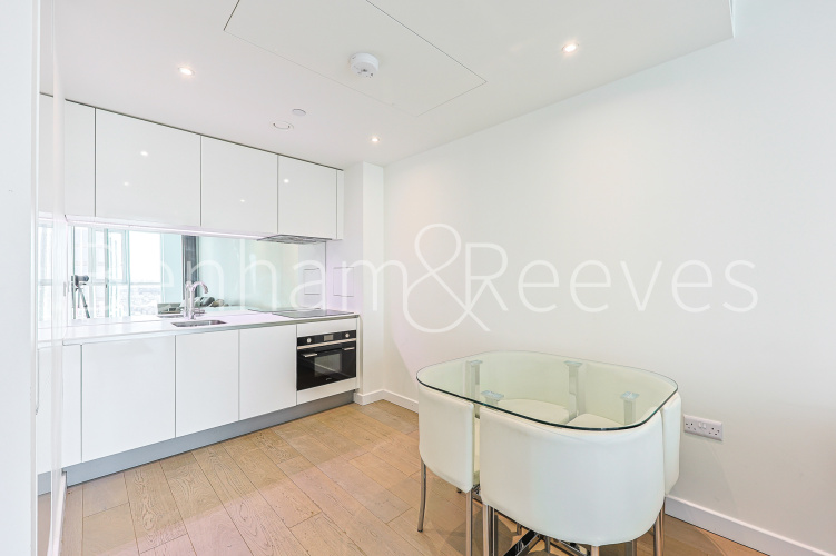 1 bedroom flat to rent in Wandsworth Road, Nine Elms, SW8-image 3