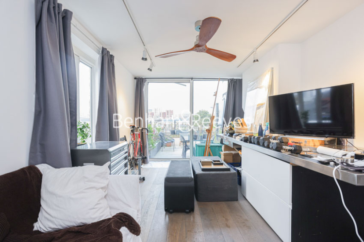 3  bedrooms flat to rent in Wandsworth Road, Nine Elms, SW8-image 1