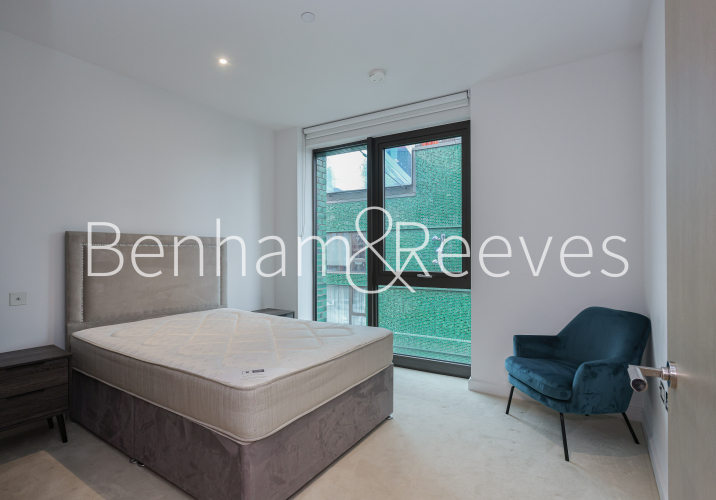 1  bedroom flat to rent in Legacy Building, Viaduct Gardens, SW11-image 3