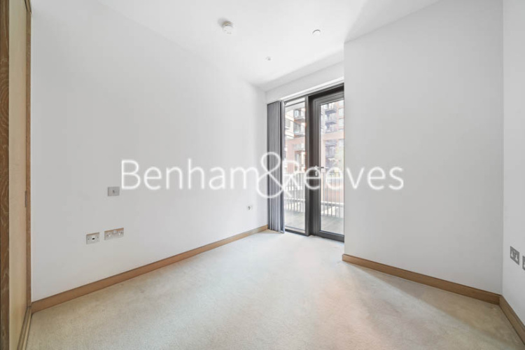 2  bedrooms flat to rent in Legacy Building, Viaduct Gardens, SW11-image 3