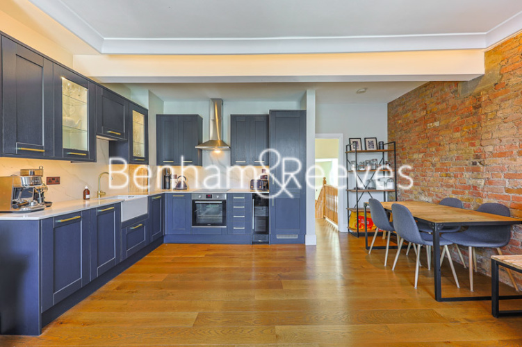 1  bedroom flat to rent in Morrish Road, Nine Elms, SW2-image 2