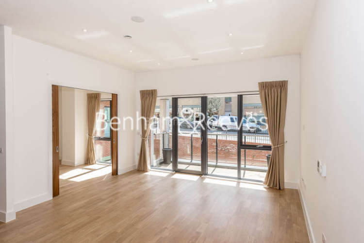 4  bedrooms flat to rent in Finchley Road, Golders Green, NW11-image 1