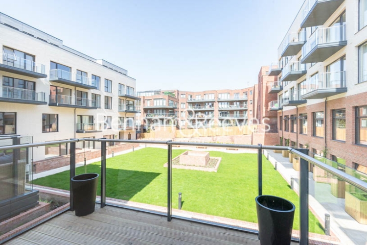 4  bedrooms flat to rent in Finchley Road, Golders Green, NW11-image 6