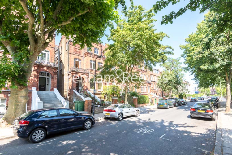 3 bedrooms flat to rent in Greencroft Gardens, South Hampstead, NW6-image 5