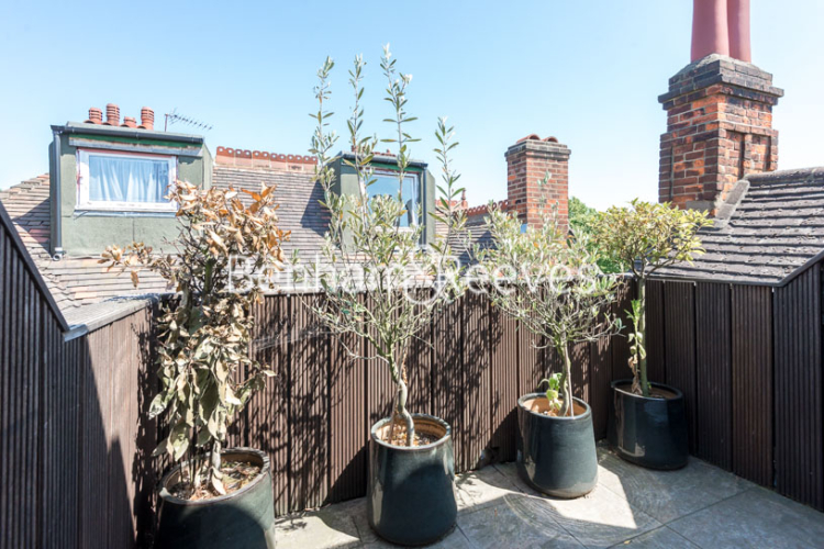 3  bedrooms flat to rent in Greencroft Gardens, South Hampstead, NW6-image 10