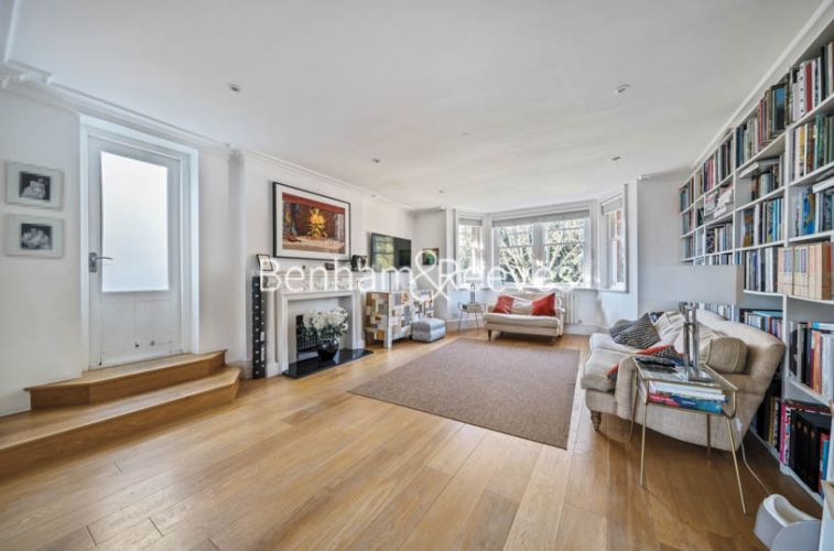 4  bedrooms flat to rent in Redington Road, Hampstead, NW3-image 1