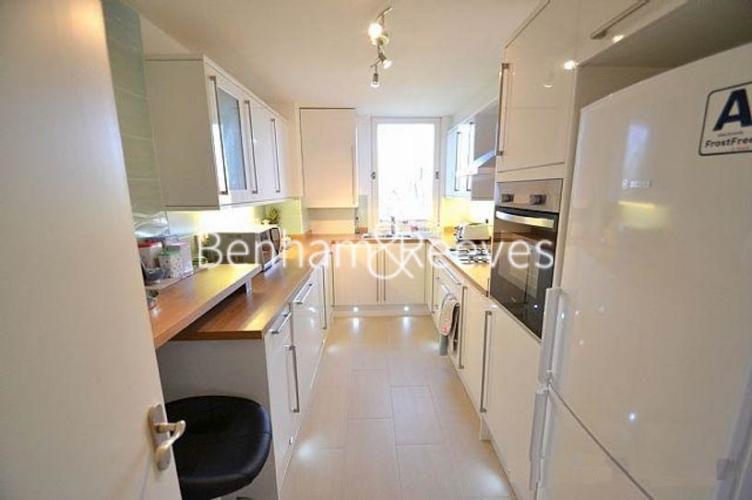 2 bedrooms flat to rent in Britten Close, Hampstead, NW11-image 2