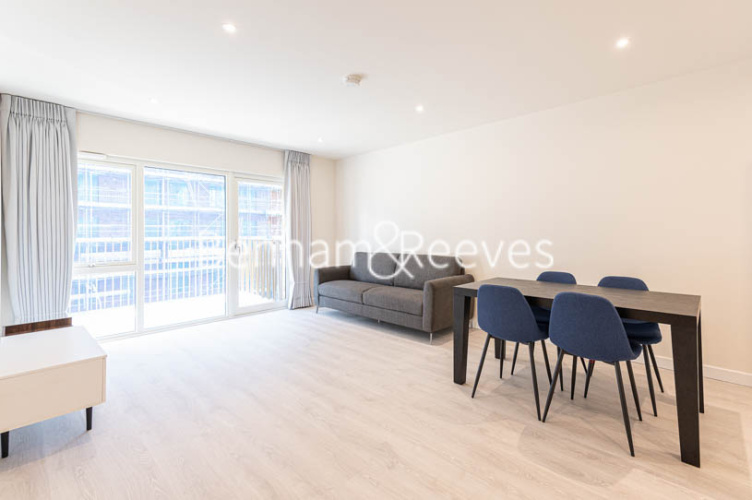 2  bedrooms flat to rent in Royal Engineers Way, Hampstead, NW7-image 1