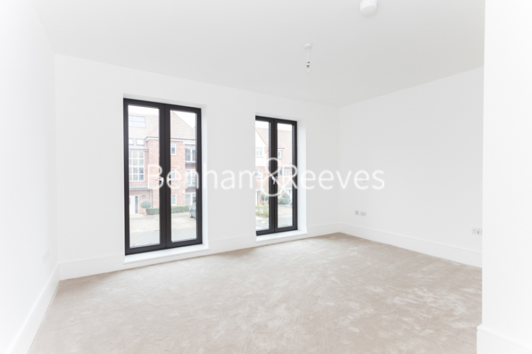 4 bedrooms house to rent in Henry Darlot Drive, Millbrook Park, NW7-image 3