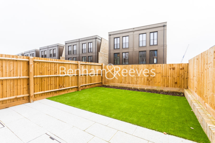 4  bedrooms house to rent in Henry Darlot Drive, Millbrook Park, NW7-image 6