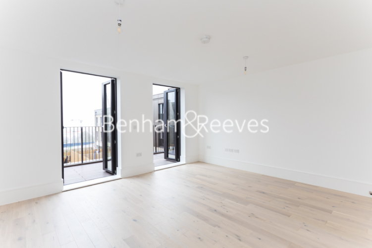 4 bedrooms house to rent in Henry Darlot Drive, Millbrook Park, NW7-image 7