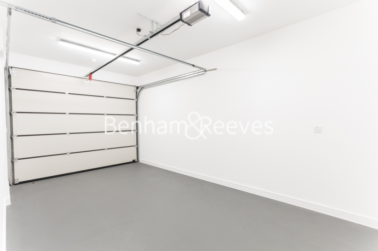 4  bedrooms house to rent in Henry Darlot Drive, Millbrook Park, NW7-image 9