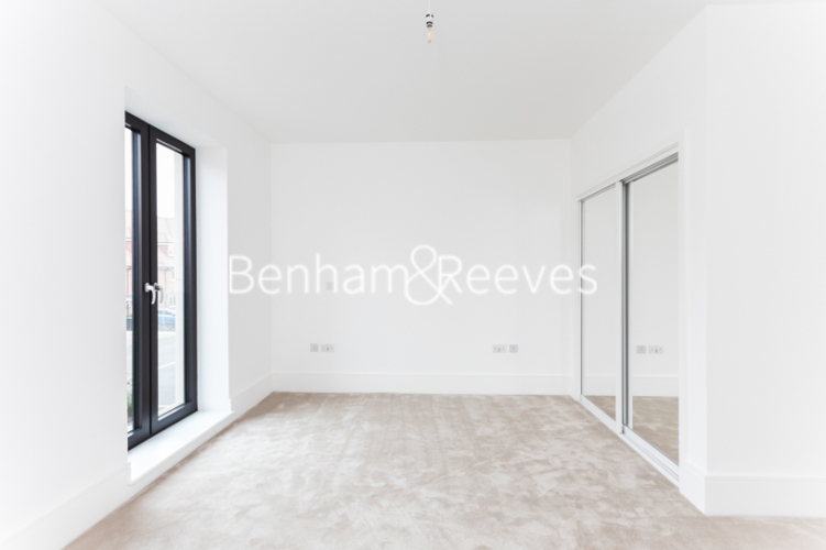 4  bedrooms house to rent in Henry Darlot Drive, Millbrook Park, NW7-image 14