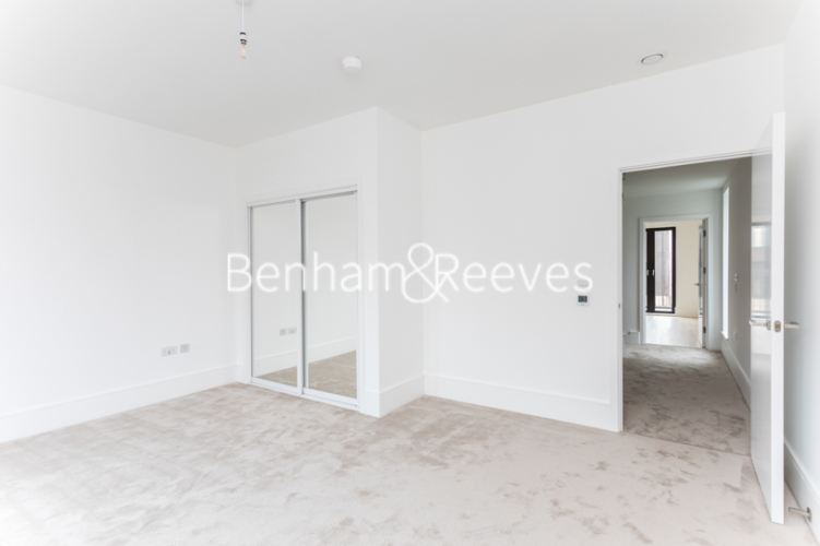 4  bedrooms house to rent in Henry Darlot Drive, Millbrook Park, NW7-image 15