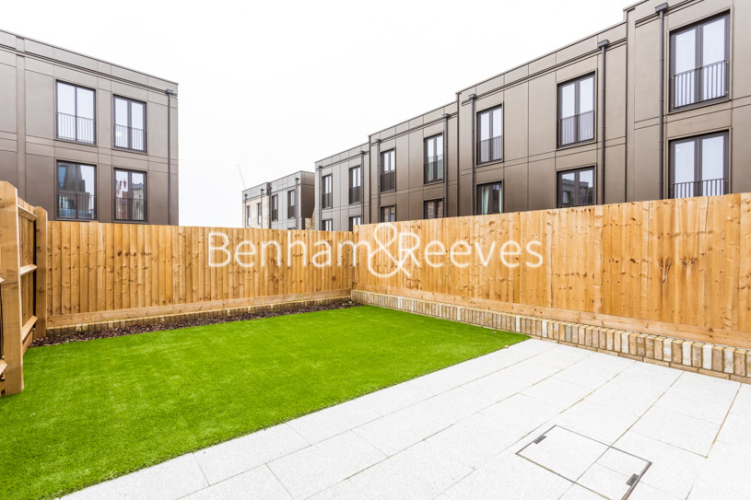 4  bedrooms house to rent in Henry Darlot Drive, Millbrook Park, NW7-image 18