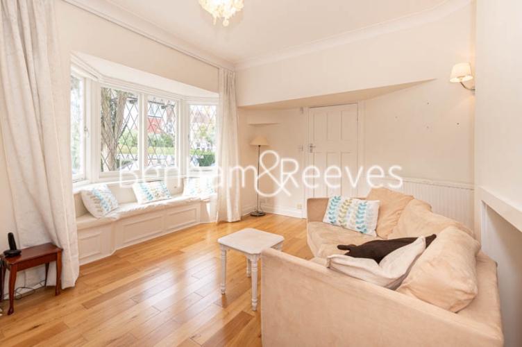 4 bedrooms flat to rent in Park Avenue, Hampstead, NW11-image 1