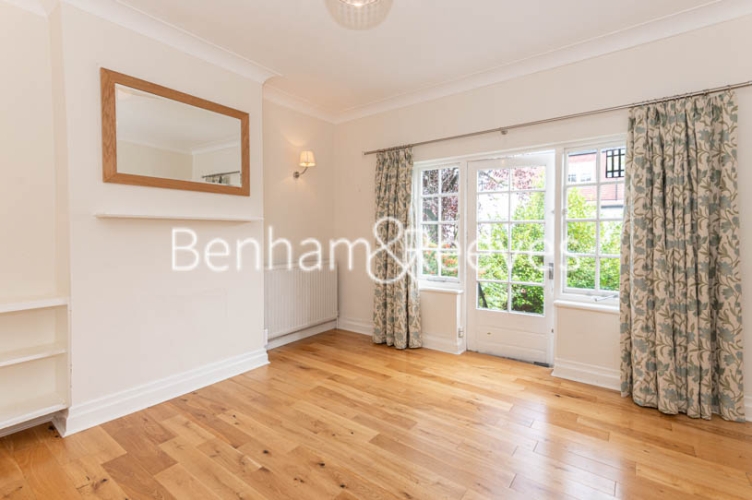 4  bedrooms flat to rent in Park Avenue, Hampstead, NW11-image 3