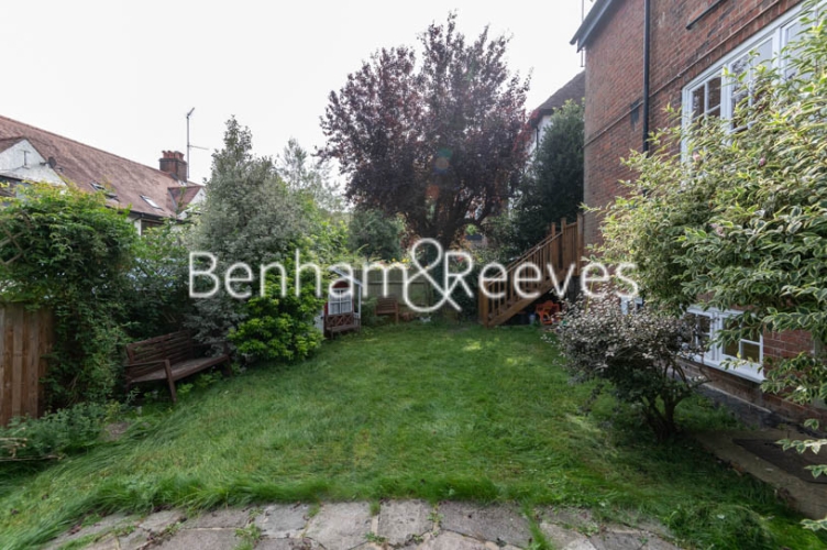 4  bedrooms flat to rent in Park Avenue, Hampstead, NW11-image 10