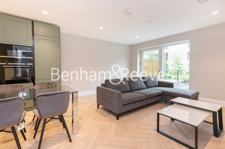 1 bedroom flat to rent in Explorer Way, Hampstead, NW7-image 1