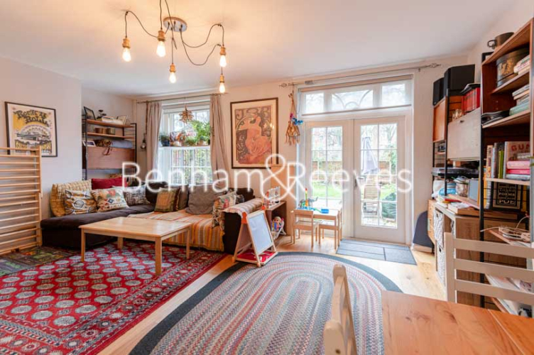 3  bedrooms flat to rent in Charlbert street, St john wood, NW8-image 1