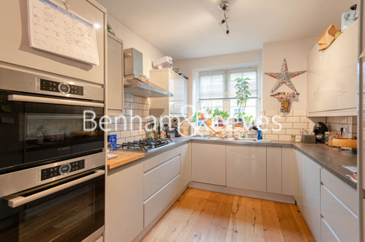 3  bedrooms flat to rent in Charlbert street, St john wood, NW8-image 2
