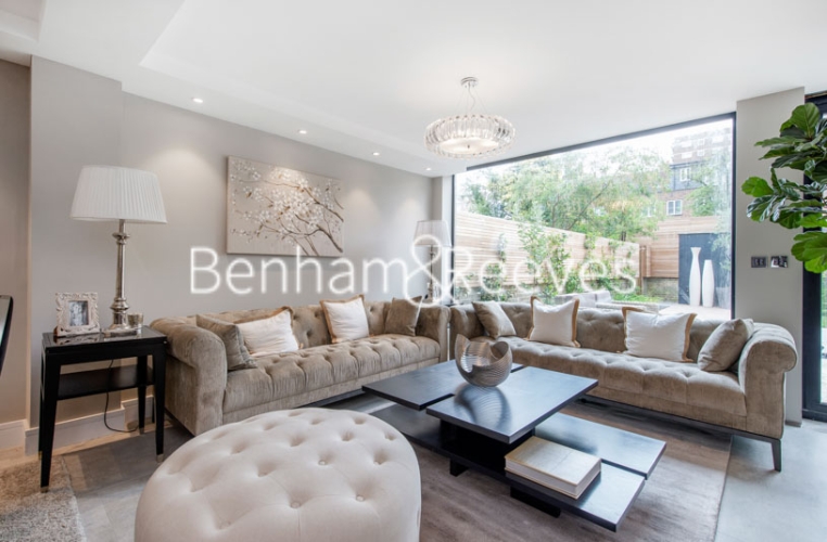 4 bedrooms house to rent in Court Close, St Johns Wood, NW8-image 1