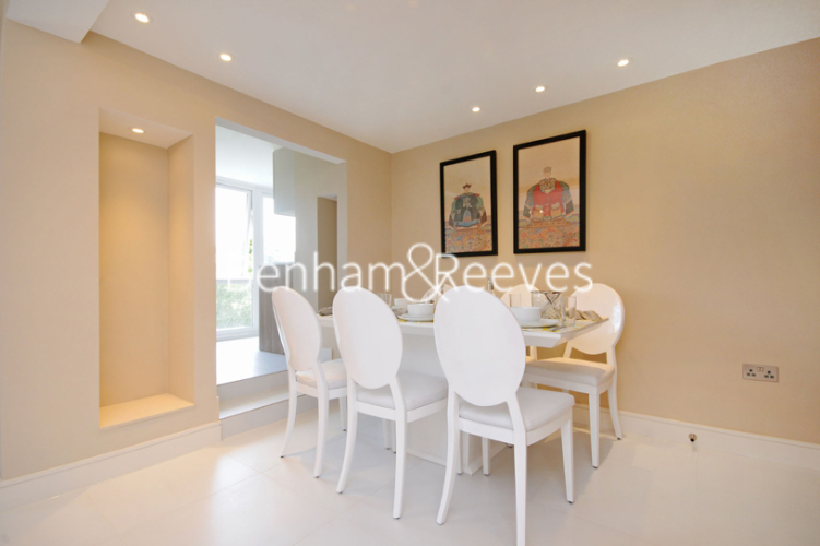 3 bedrooms flat to rent in Boydell Court, St. Johns Wood Park, NW8-image 3