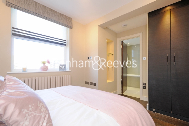 3 bedrooms flat to rent in Boydell Court, St. Johns Wood Park, NW8-image 8