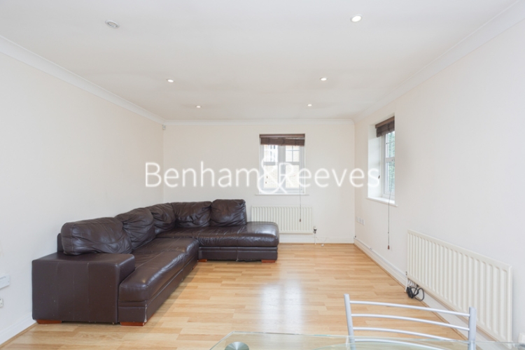 2  bedrooms flat to rent in Honiton Gardens, Hampstead, NW7-image 1