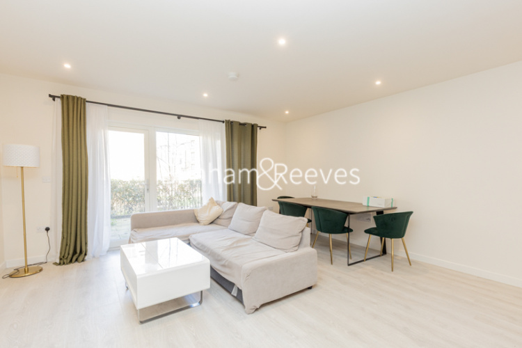 1  bedroom flat to rent in Buttercup Apartments, Milbrook Park, NW7-image 1