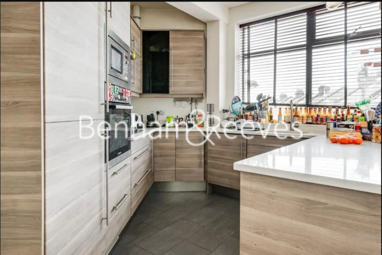 4  bedrooms flat to rent in Villiers Road, Willesden, NW2-image 2