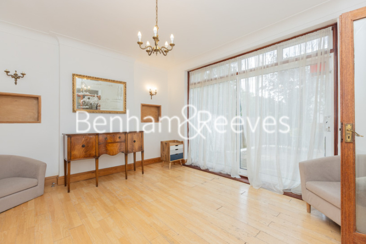 4  bedrooms flat to rent in Woodlands, Hampstead, NW11-image 1