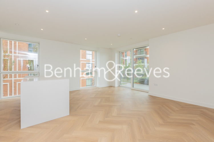 3  bedrooms flat to rent in Henshaw Parade,Hendon, NW9-image 1