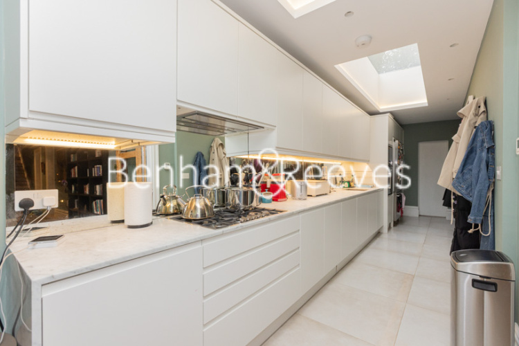 3  bedrooms flat to rent in Lyndhurst Gardens, Hampstead, NW3-image 2
